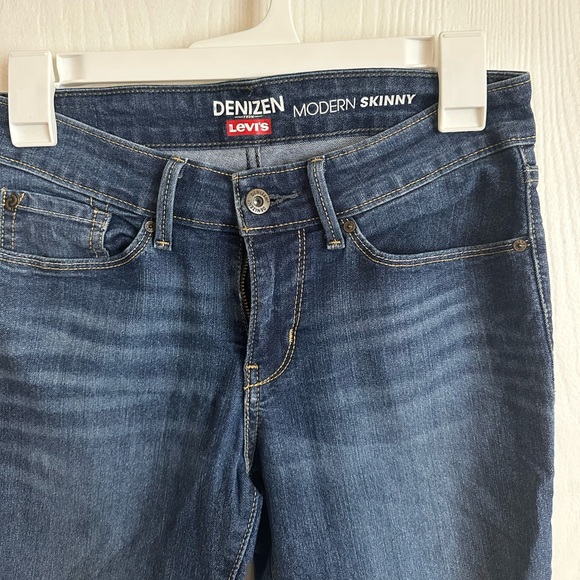 Size 4 Skinny Jean, Denizen from Levis - Picture 2 of 5